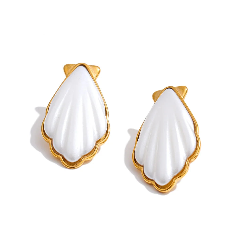 Pearl shell geometric earrings in gold-plated stainless steel with pearl and shell.