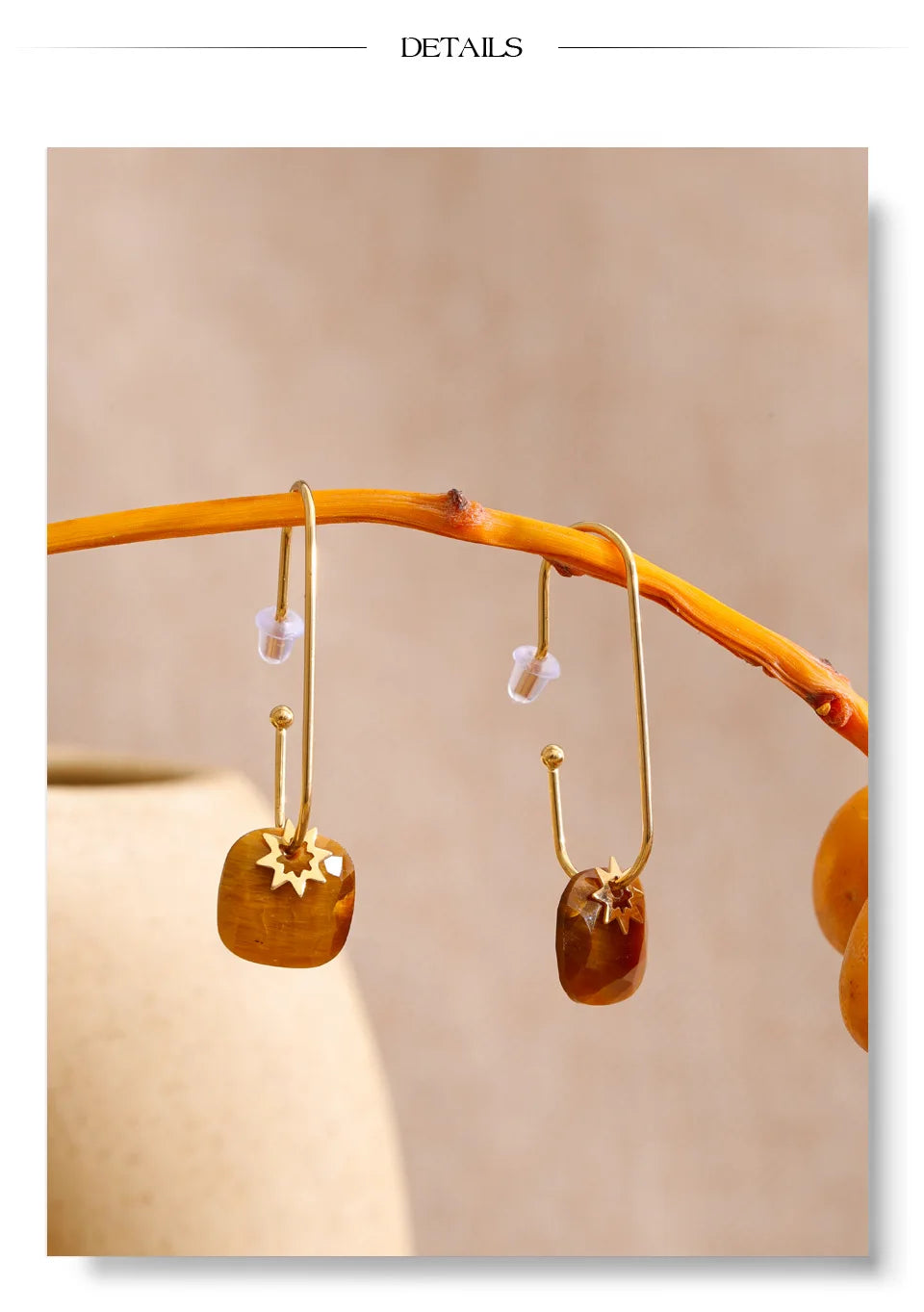 Natural stone geometric earrings in gold-plated stainless steel with natural stone.