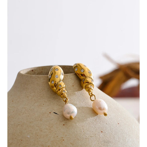 Cubic zirconia freshwater pearl geometric earrings in gold-plated stainless steel with freshwater pearl and cubic zirconia.