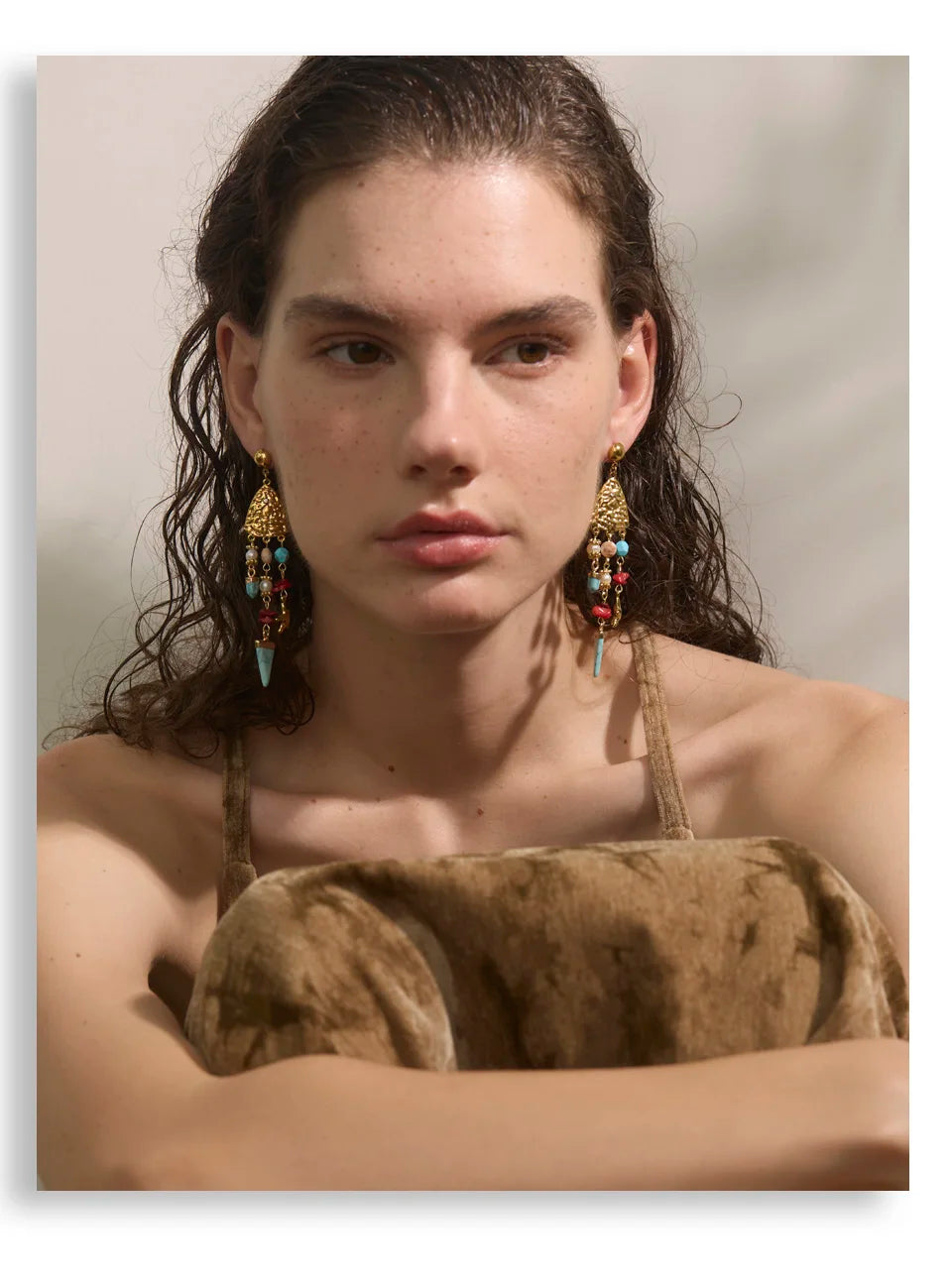 Freshwater pearl resin geometric earrings in gold-plated 316L stainless steel with freshwater pearl and resin.