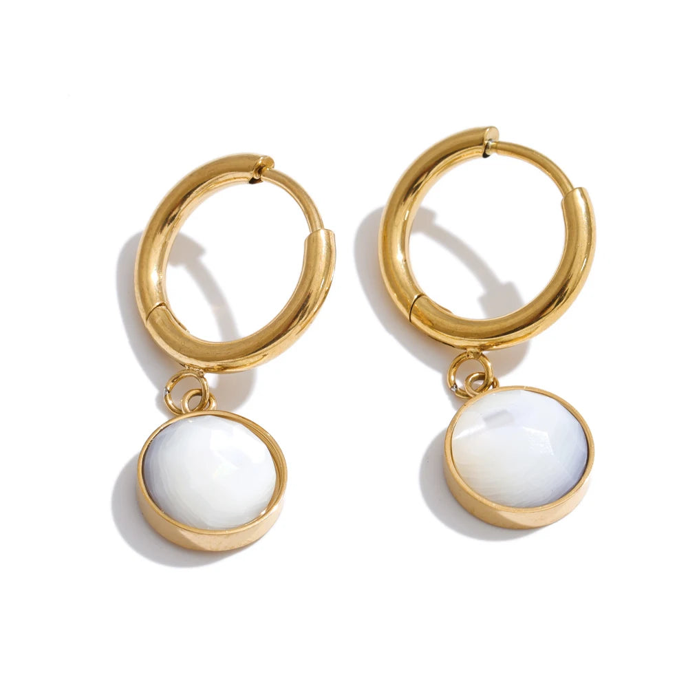 Red natural stone geometric earrings in gold-plated stainless steel with natural stone.