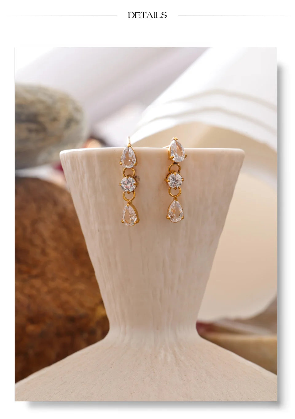 Cubic zirconia minimalist geometric earrings in gold-plated stainless steel with cubic zirconia.
