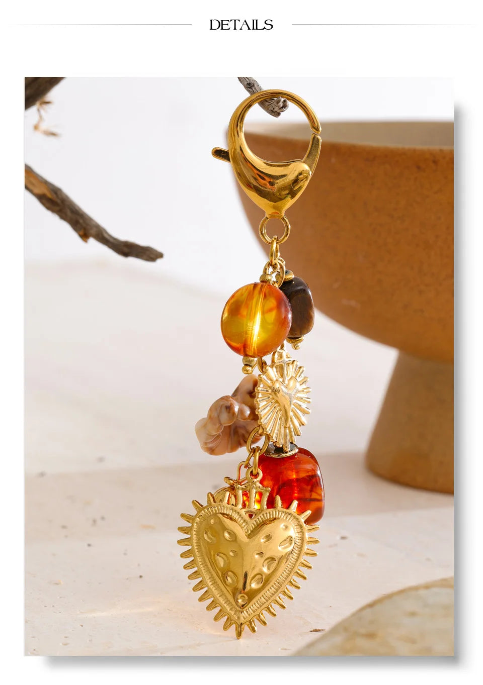 Resin heart chain necklace in gold-plated stainless steel with resin.