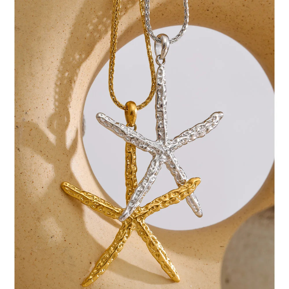 Star geometric necklace in gold-plated stainless steel.