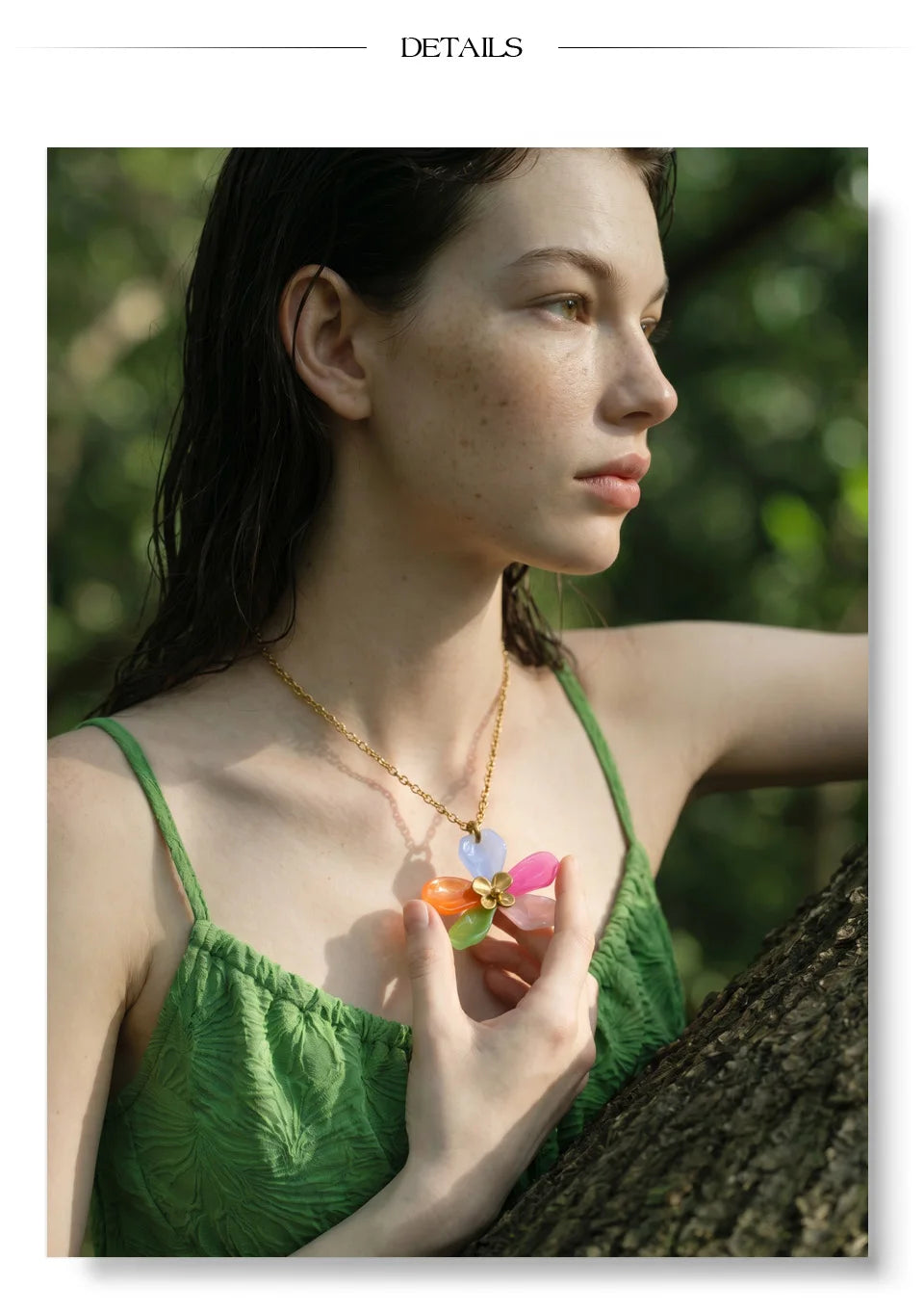 Resin acrylic flower necklace in gold-plated stainless steel with resin and acrylic.