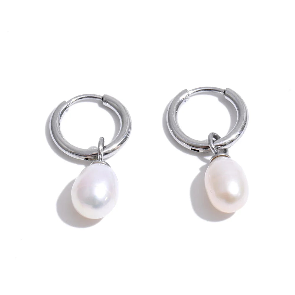 Freshwater pearl geometric earrings in gold-plated stainless steel with freshwater pearl.