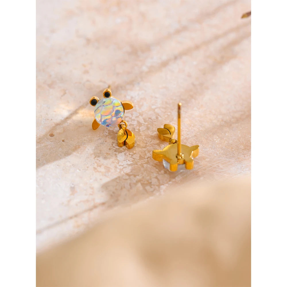 Resin multi-color geometric earrings in gold-plated stainless steel with resin.