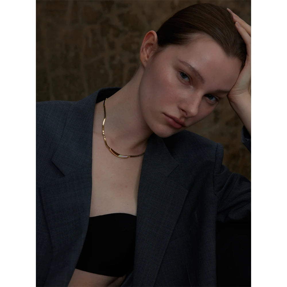 Shell geometric chain necklace in gold-plated stainless steel with shell.
