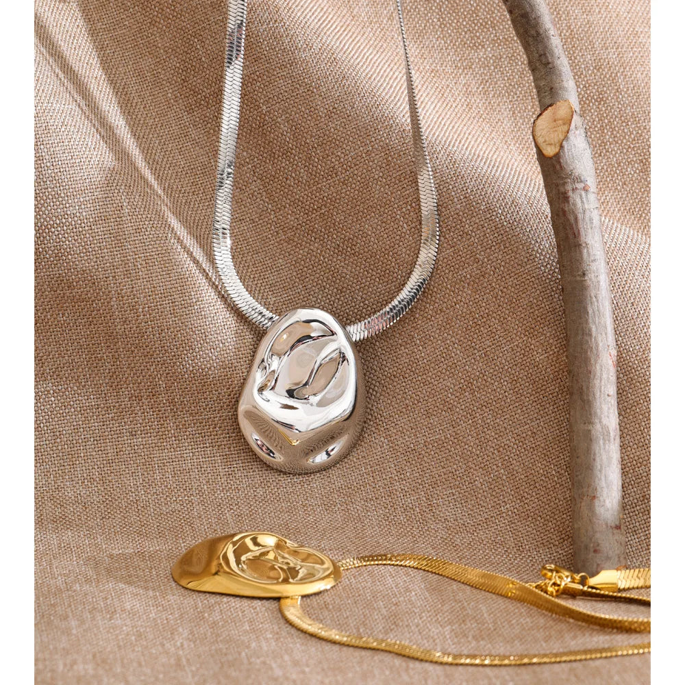Hammered geometric necklace in gold-plated stainless steel.