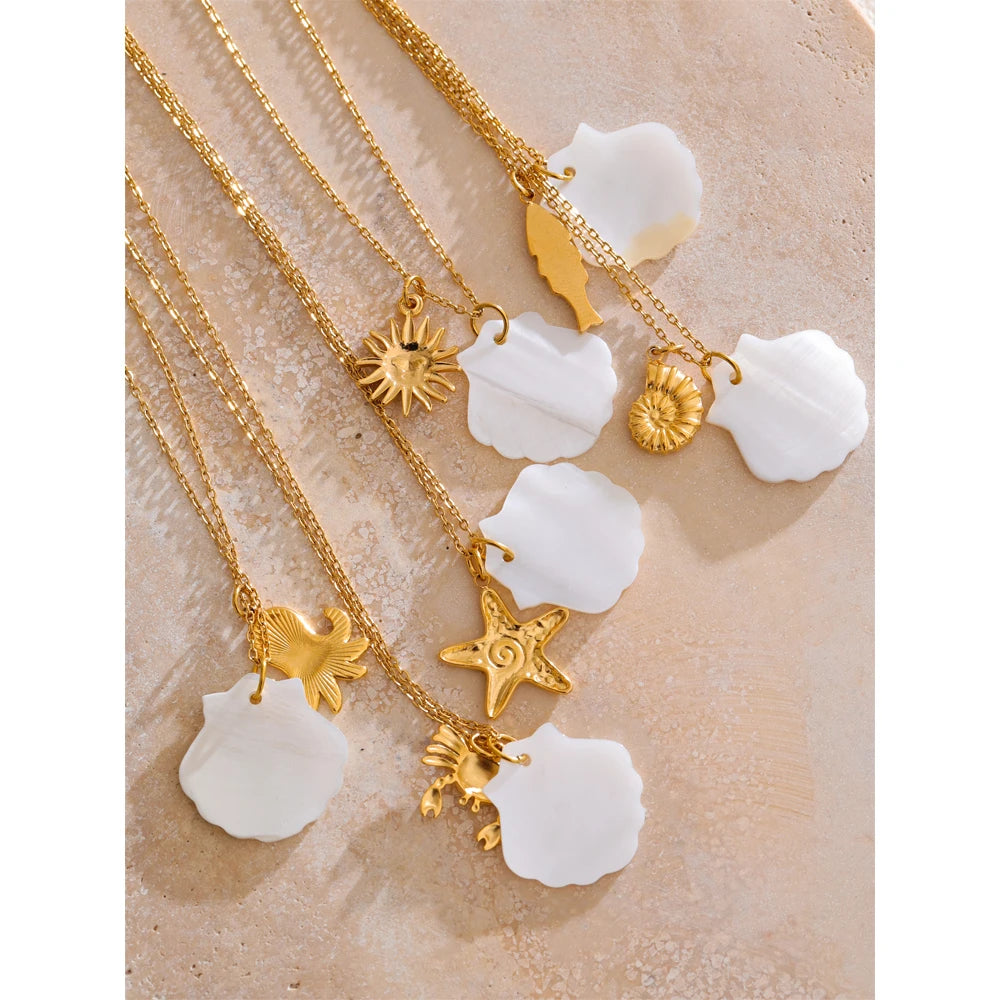 Shell star geometric necklace in gold-plated stainless steel with shell.
