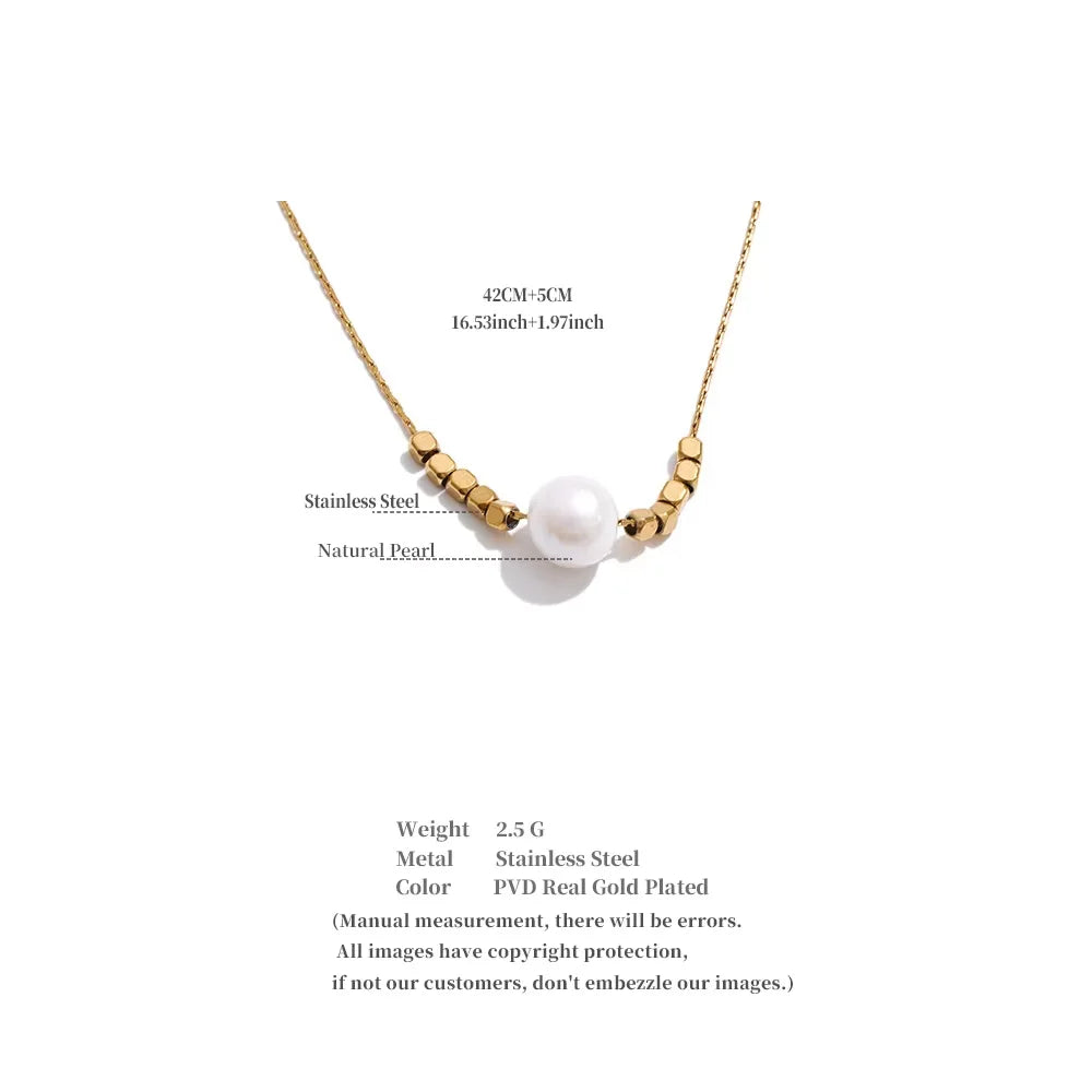 Freshwater pearl geometric necklace in gold-plated stainless steel with freshwater pearl.