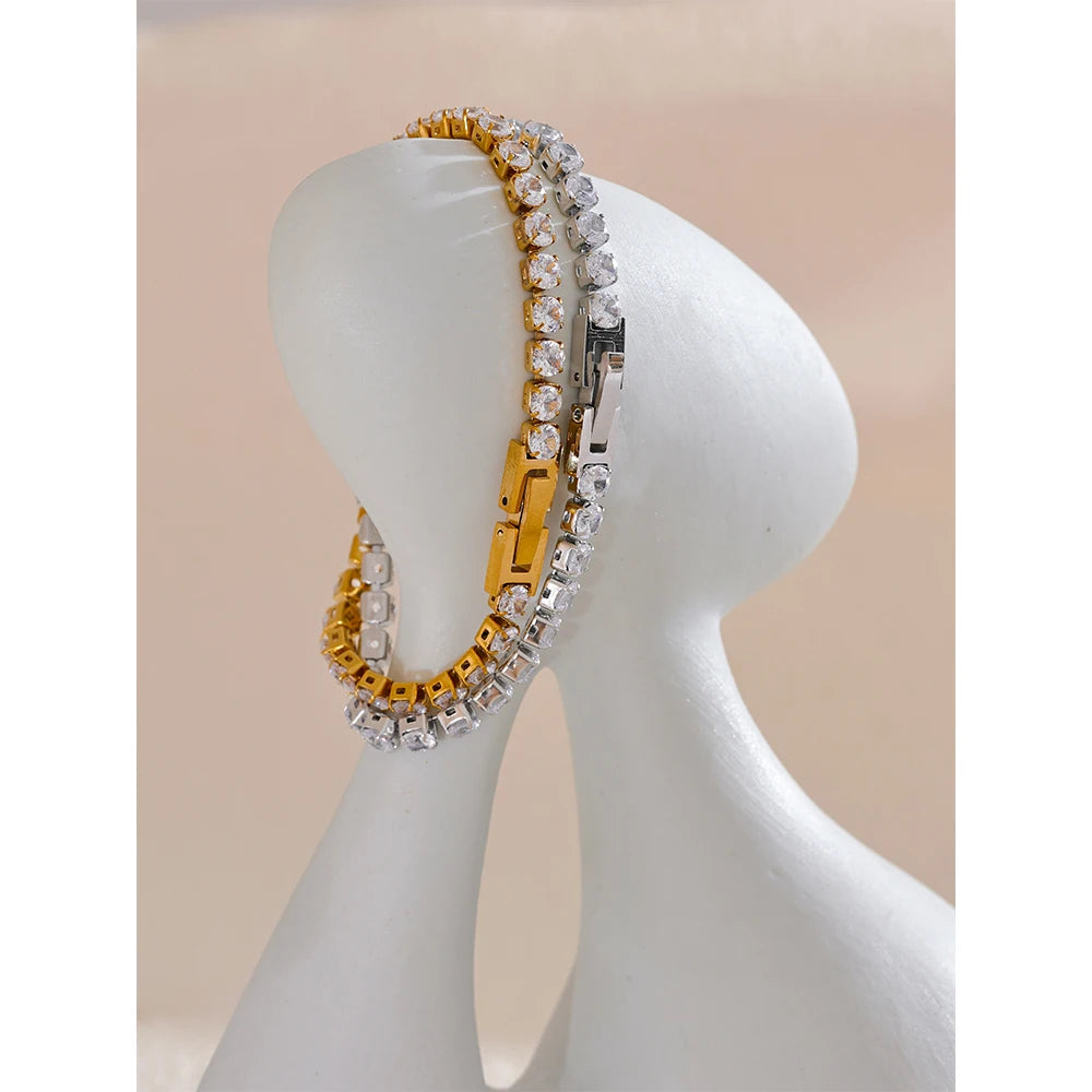 Cubic zirconia geometric chain necklace in gold-plated stainless steel with cubic zirconia.