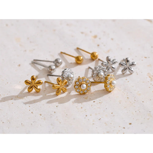 Cubic zirconia flower earrings in gold-plated stainless steel with cubic zirconia.