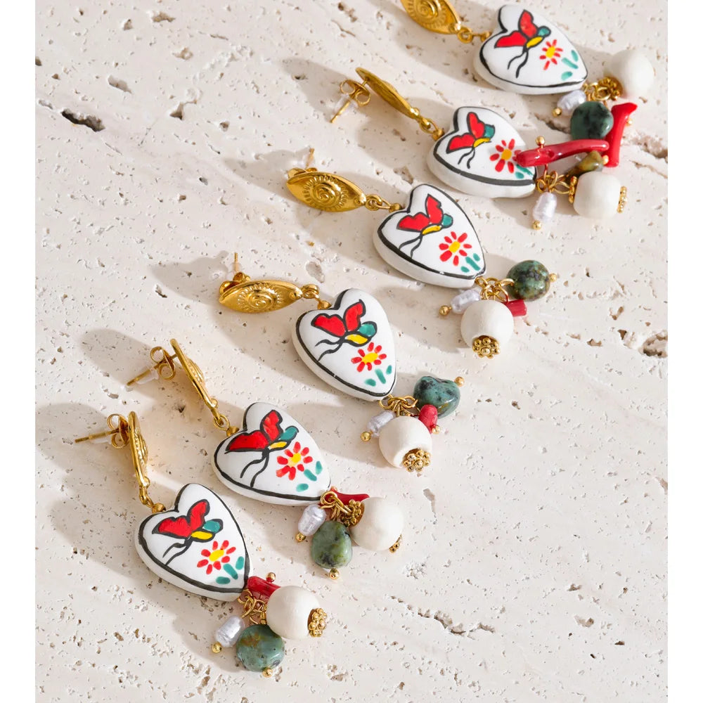 Pearl natural stone heart earrings in gold-plated stainless steel with pearl and natural stone.