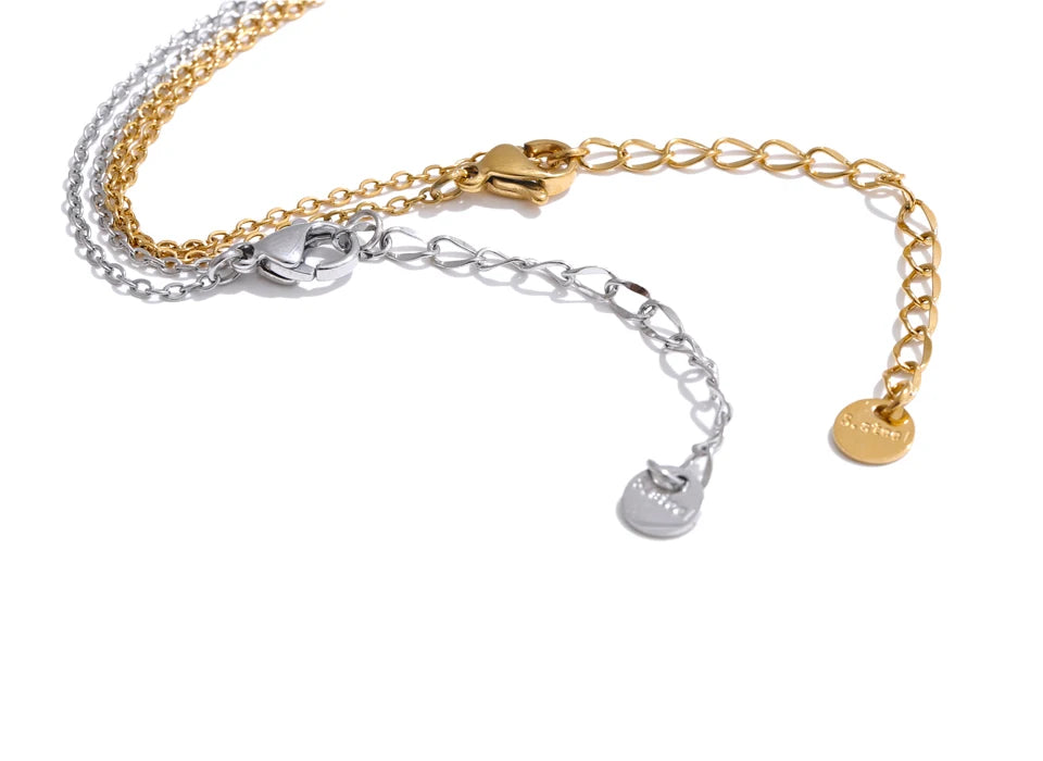 Cubic zirconia flower necklace in gold-plated stainless steel with cubic zirconia.