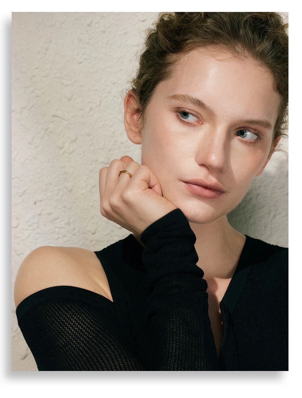 Minimalist geometric ring in 18K gold-plated stainless steel.