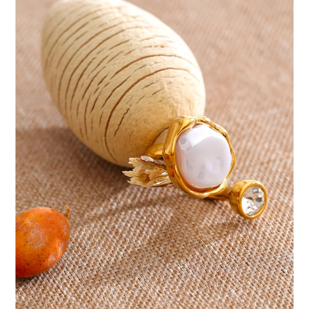 Cubic zirconia pearl geometric ring in 18K gold-plated stainless steel with pearl and cubic zirconia.