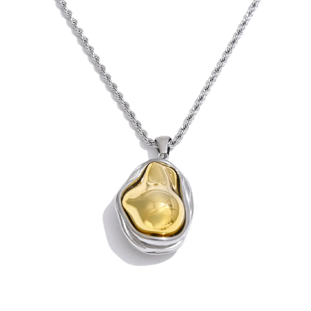 Pearl beaded geometric necklace in gold-plated stainless steel with pearl.
