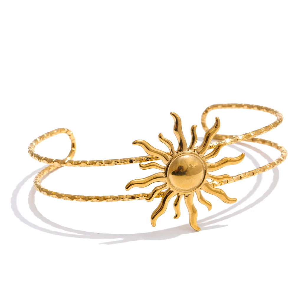 Shell star sun bracelet in gold-plated stainless steel with shell.