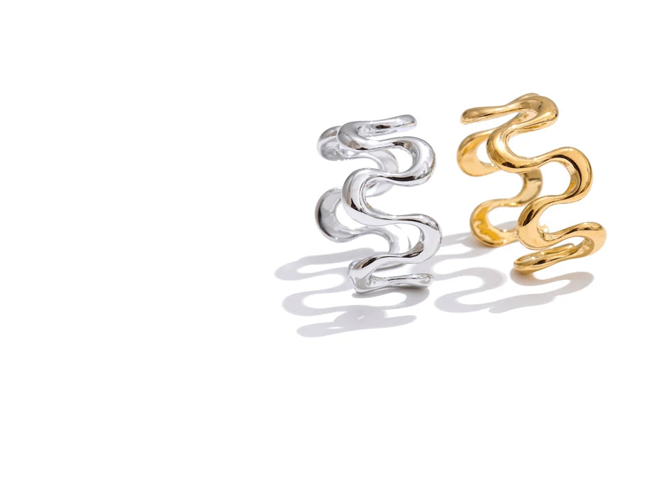 Minimalist geometric ring in gold-plated stainless steel.