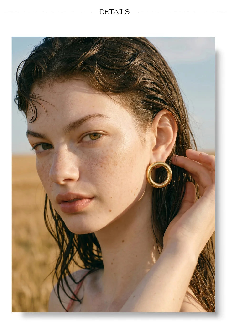 Geometric earrings in gold-plated stainless steel.