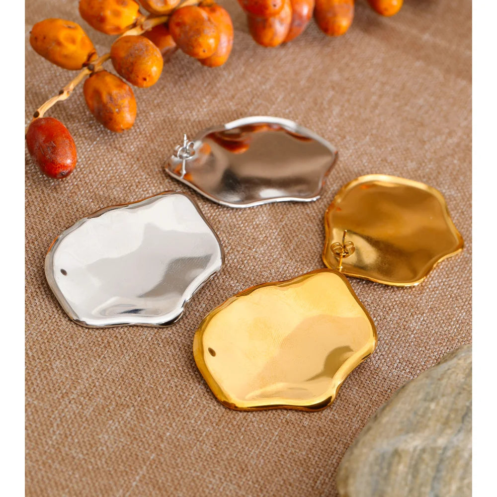 Geometric earrings in gold-plated stainless steel.