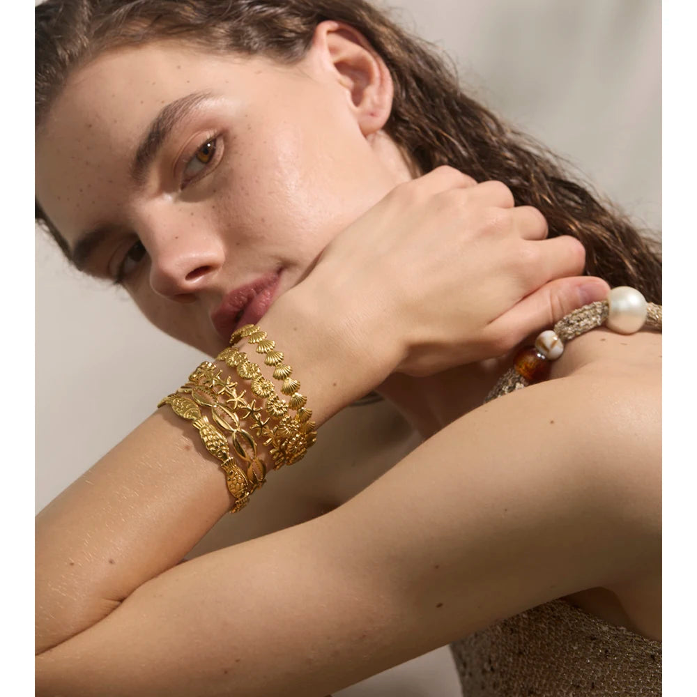 Shell Star Geometric Bracelet — Gold-Plated Stainless Steel with Shell · PS2123