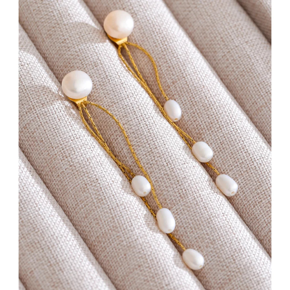 Freshwater pearl geometric chain earrings in gold-plated stainless steel with freshwater pearl.