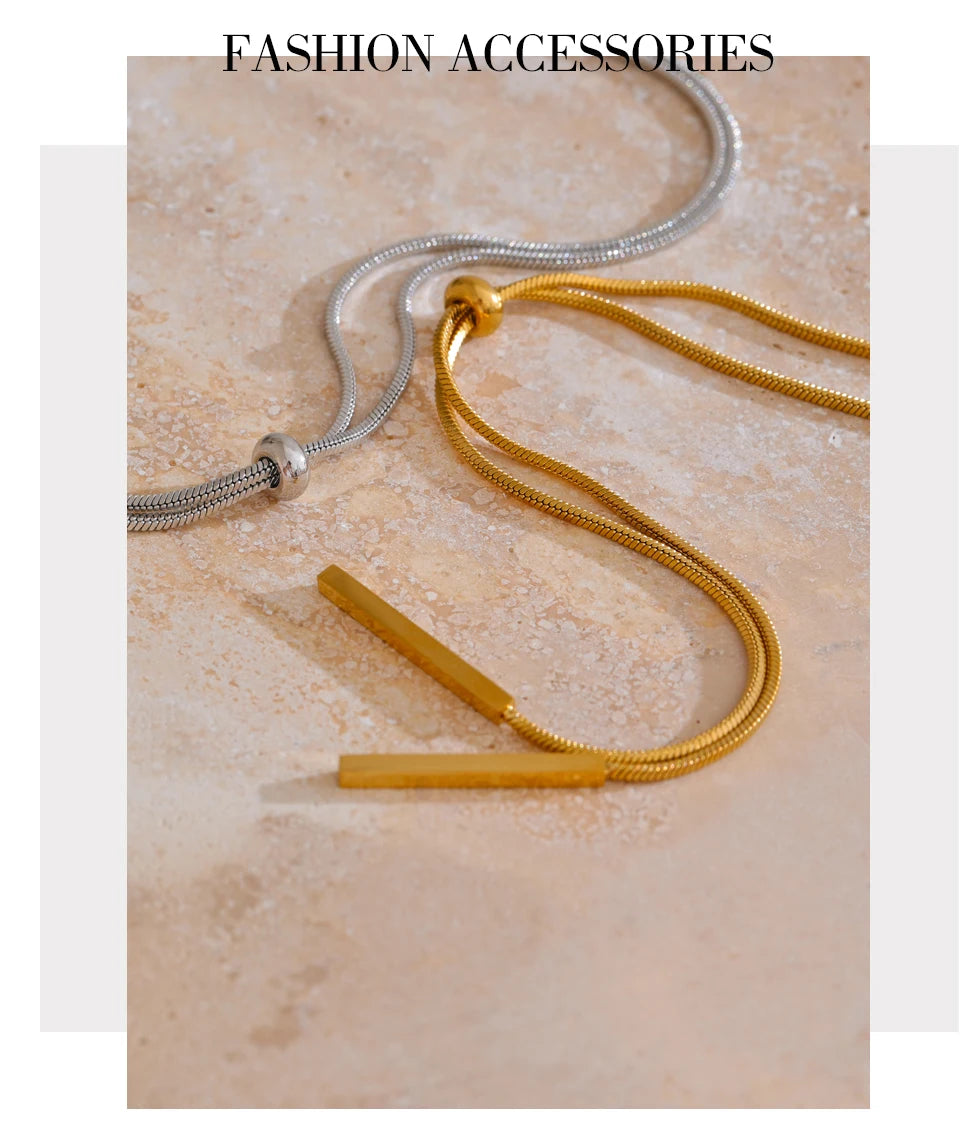 Geometric chain necklace in gold-plated stainless steel.