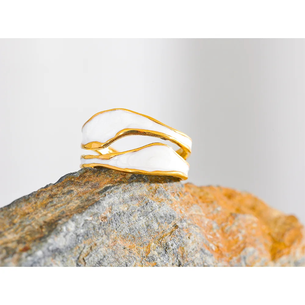 White enamel geometric ring in 18K gold-plated stainless steel with enamel.