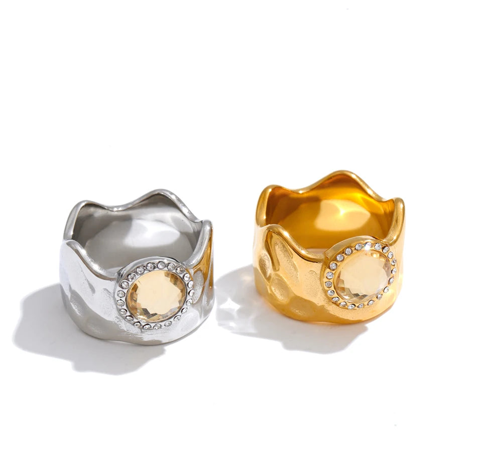 Cubic zirconia geometric ring in 18K gold-plated stainless steel with cubic zirconia.