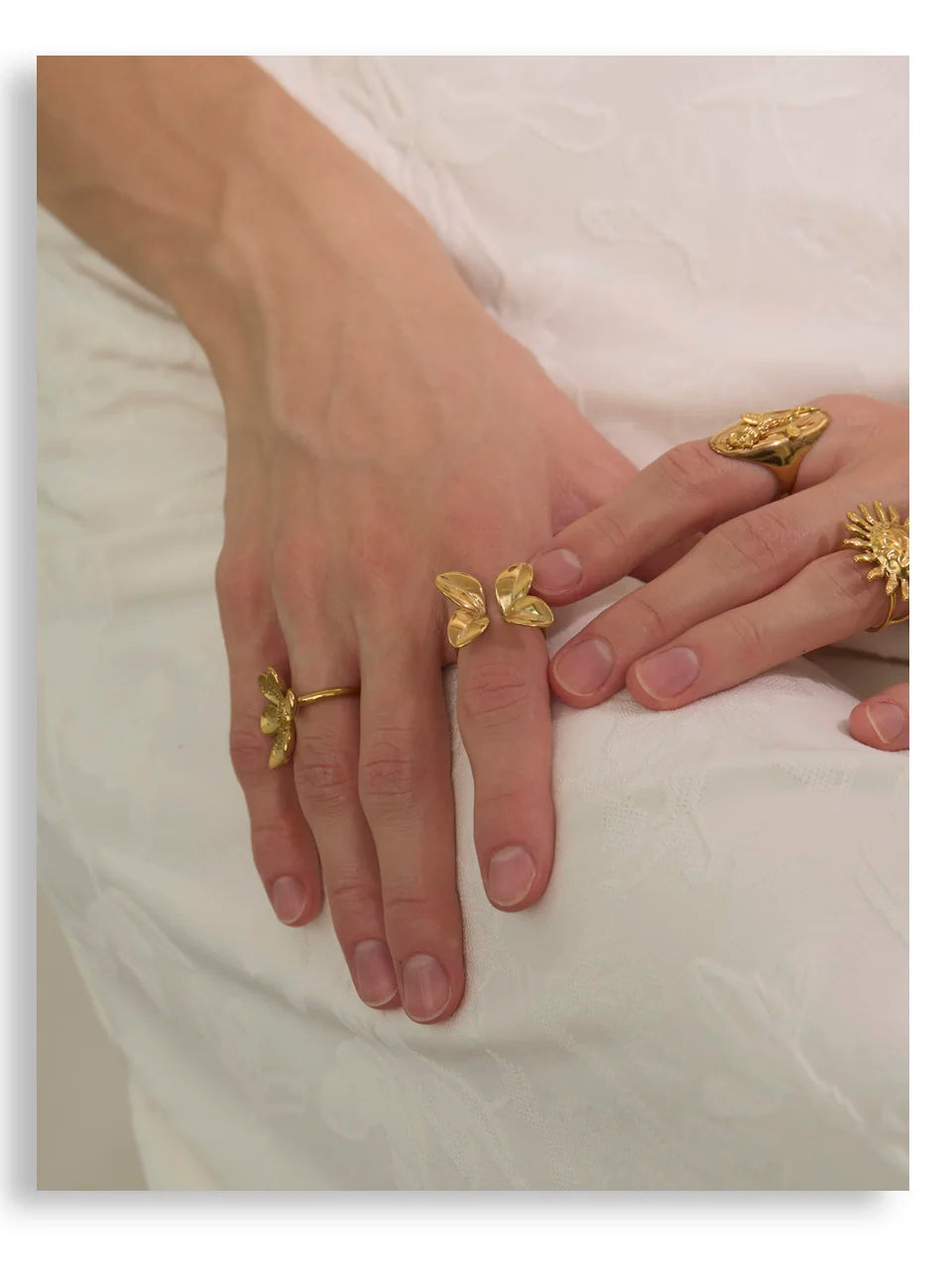 Flower ring in gold-plated stainless steel.