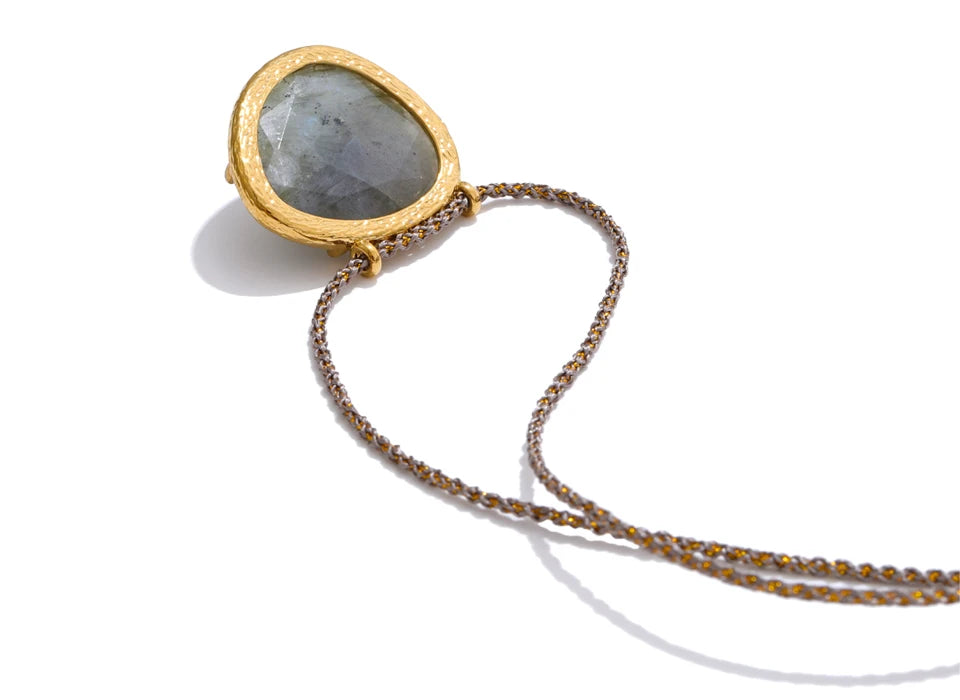 Natural stone geometric necklace in gold-plated stainless steel with natural stone.