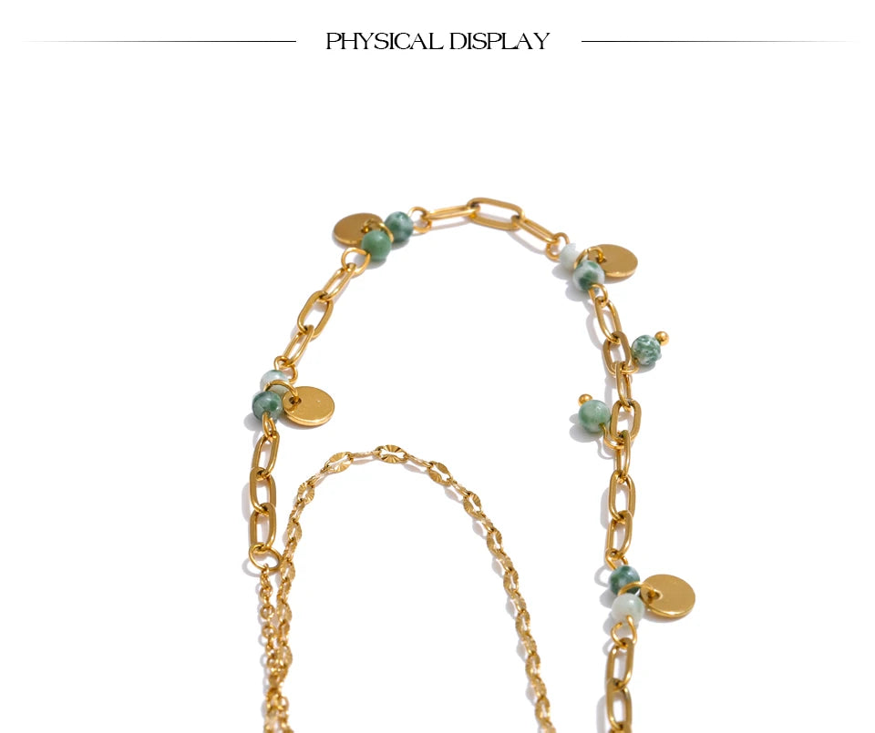 Green natural stone geometric necklace in gold-plated stainless steel with natural stone.