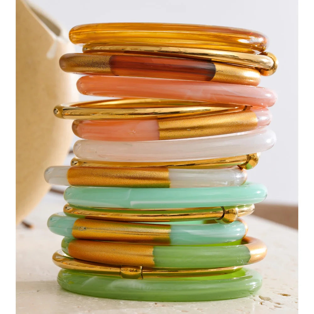 Resin acrylic multi-color bracelet in gold-plated stainless steel with resin and acrylic.