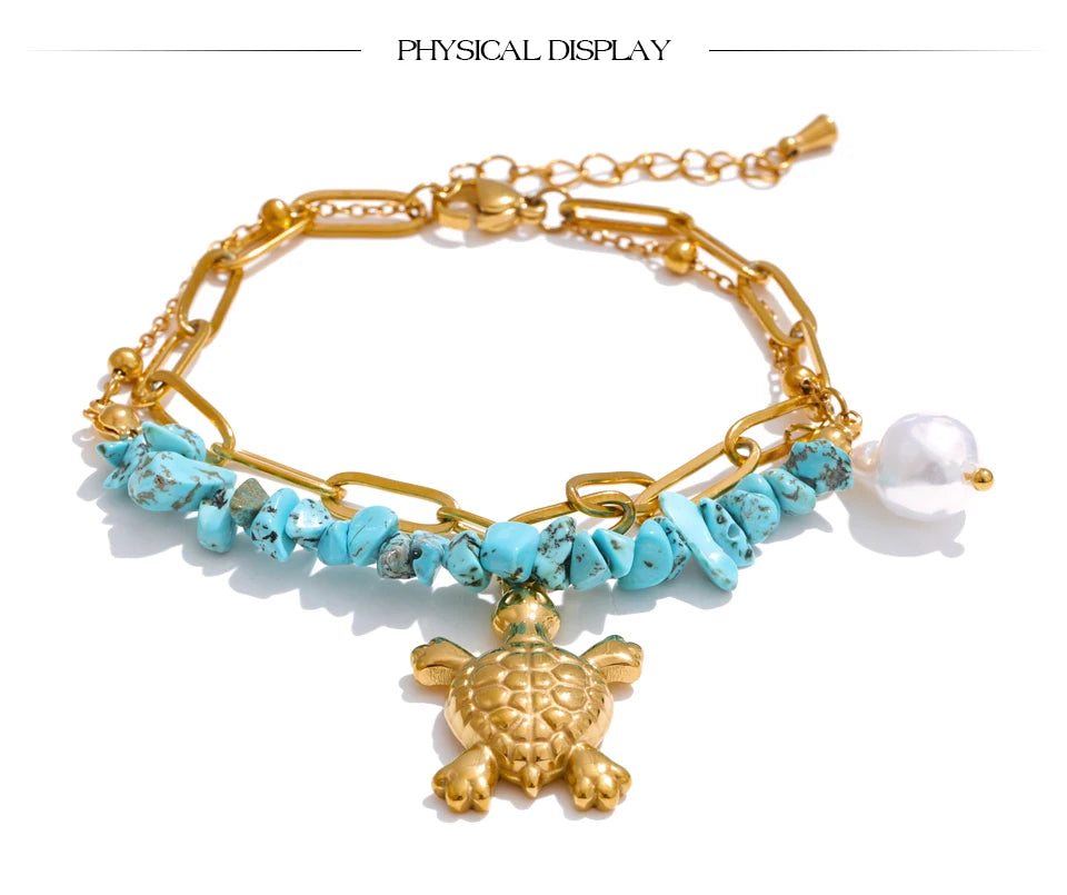 Shell star geometric necklace in gold-plated stainless steel with shell.