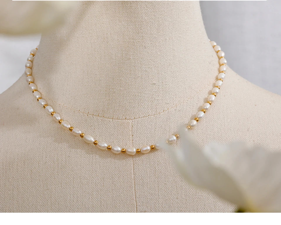 Freshwater pearl geometric necklace in gold-plated stainless steel with freshwater pearl.