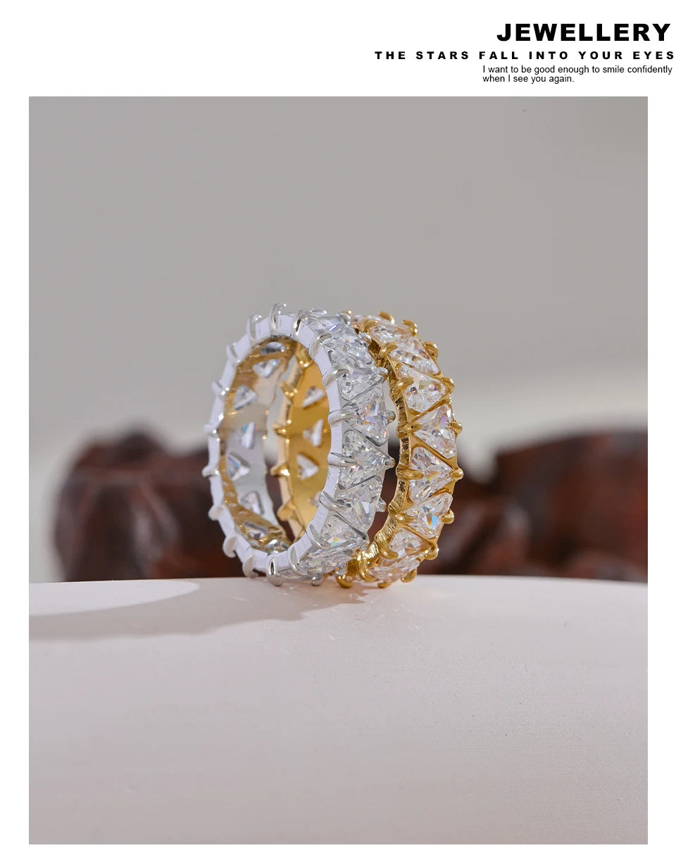 Cubic zirconia heart geometric ring in gold-plated stainless steel with cubic zirconia.