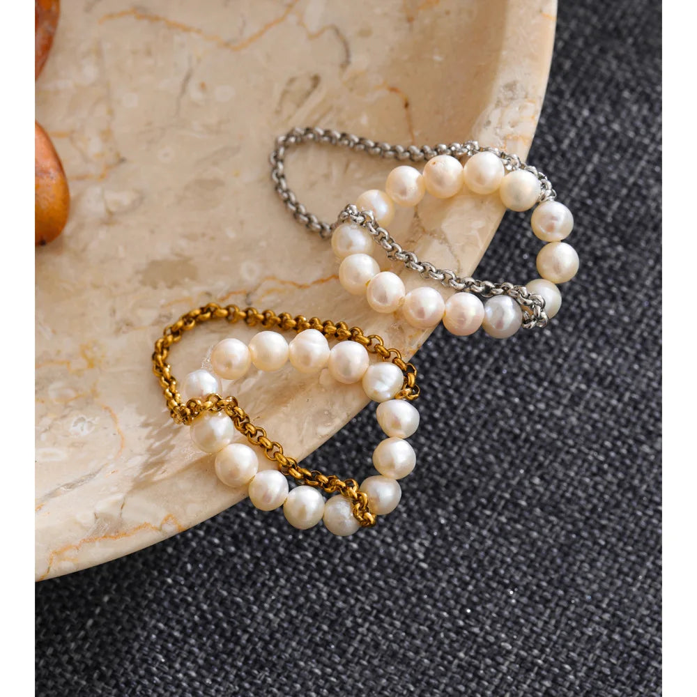 Freshwater pearl geometric necklace in 18K gold-plated stainless steel with freshwater pearl.