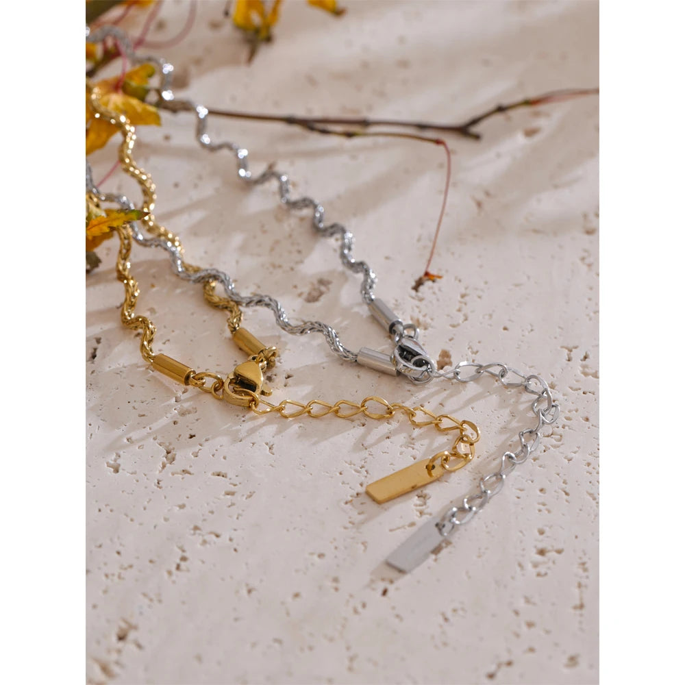 Geometric chain necklace in gold-plated stainless steel.