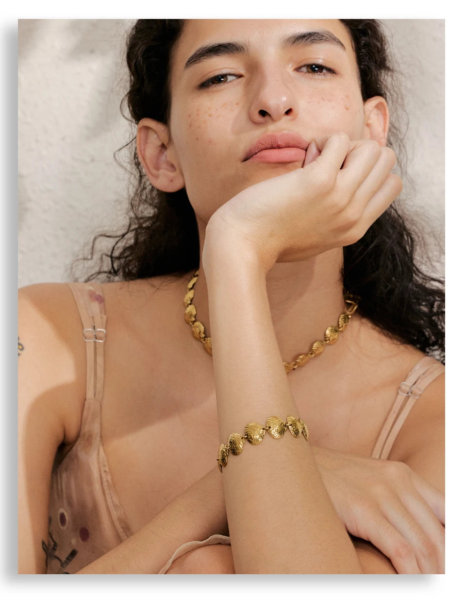 Shell hammered geometric necklace in gold-plated stainless steel with shell.