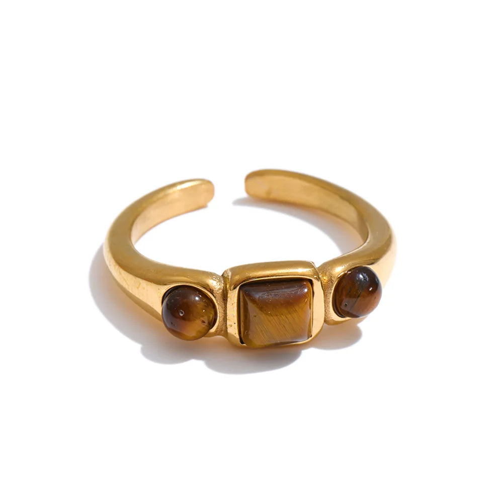 Natural stone geometric ring in 18K gold-plated stainless steel with natural stone.