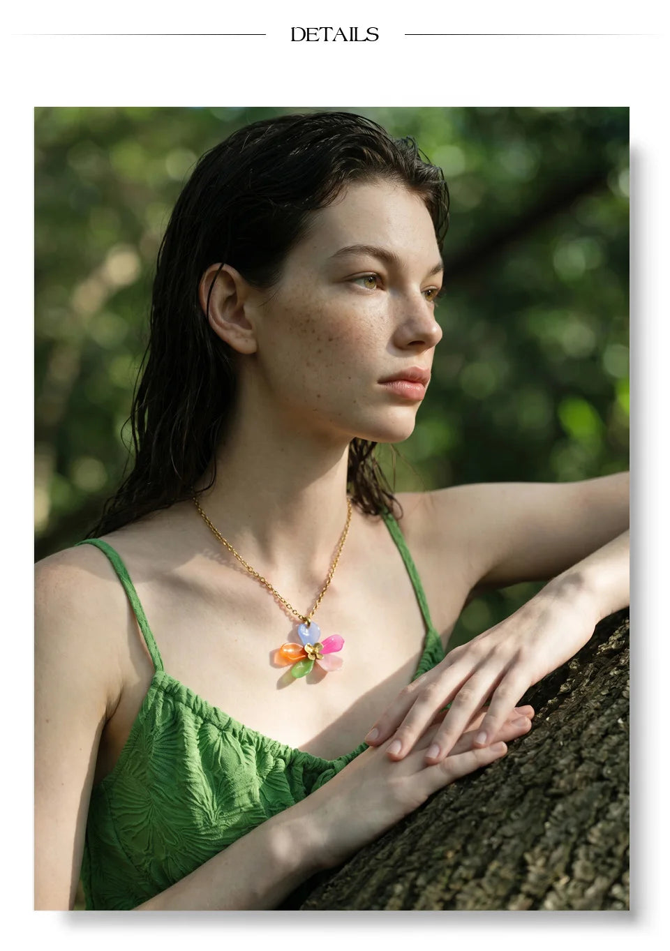 Resin acrylic flower necklace in gold-plated stainless steel with resin and acrylic.