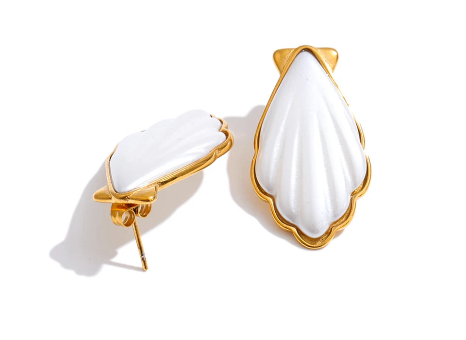 Pearl shell geometric earrings in gold-plated stainless steel with pearl and shell.