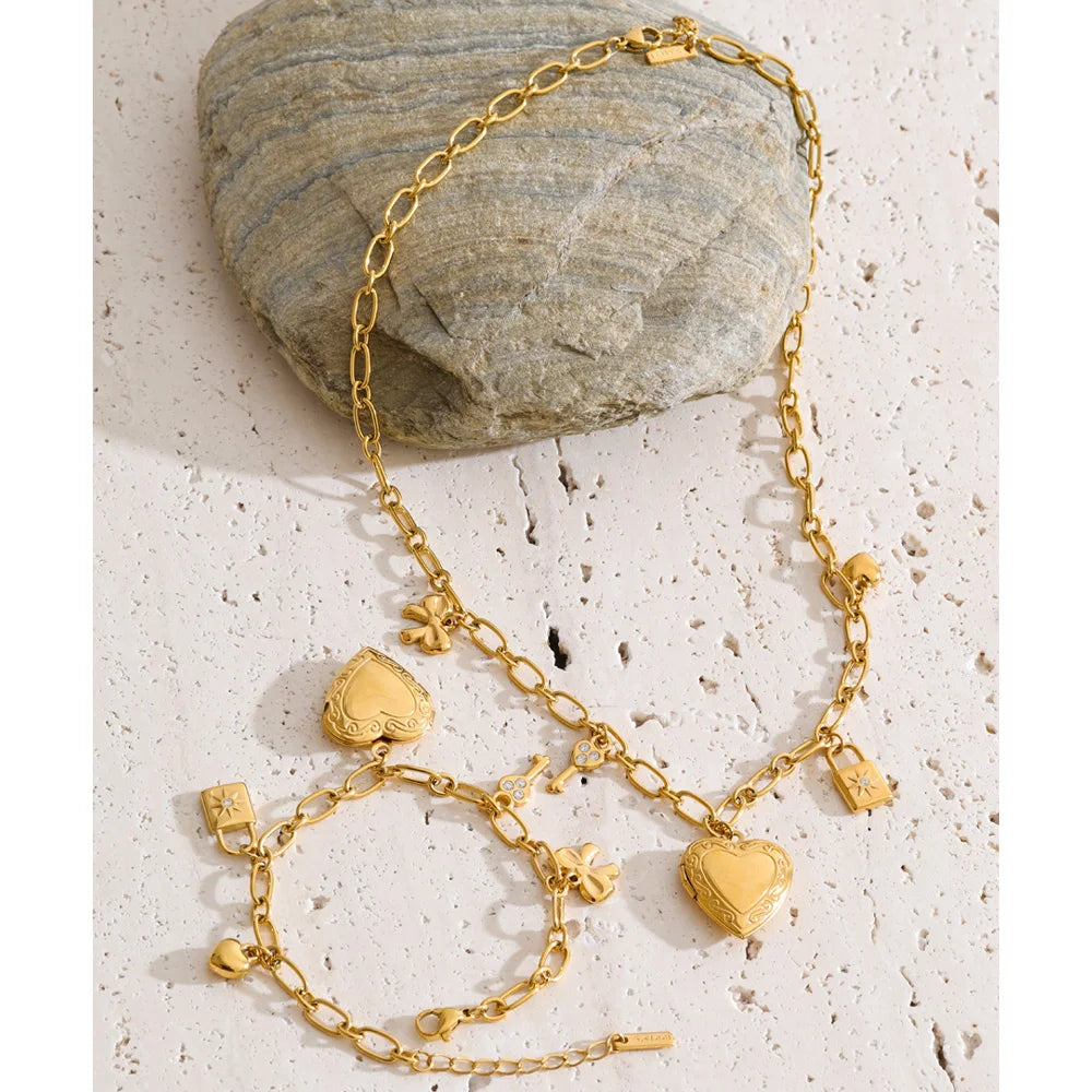 Heart necklace in gold-plated stainless steel.