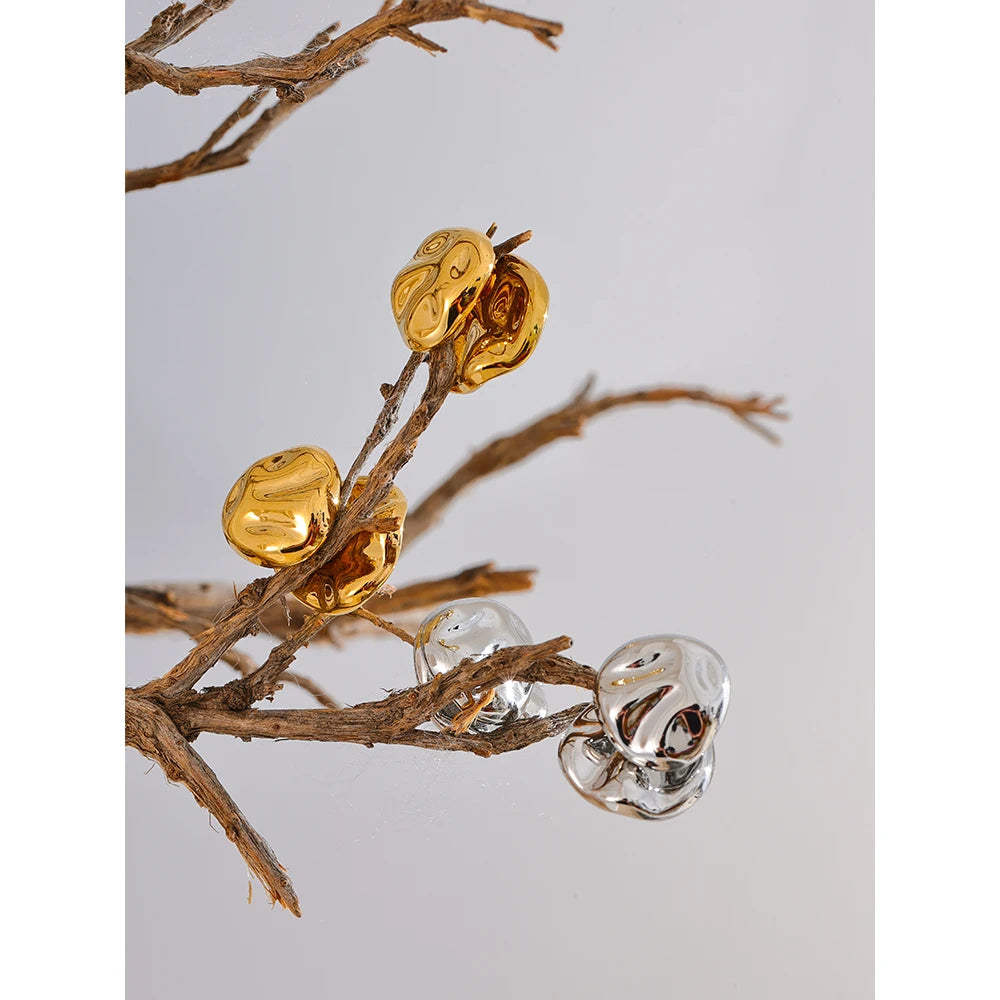Hammered geometric earrings in gold-plated stainless steel.