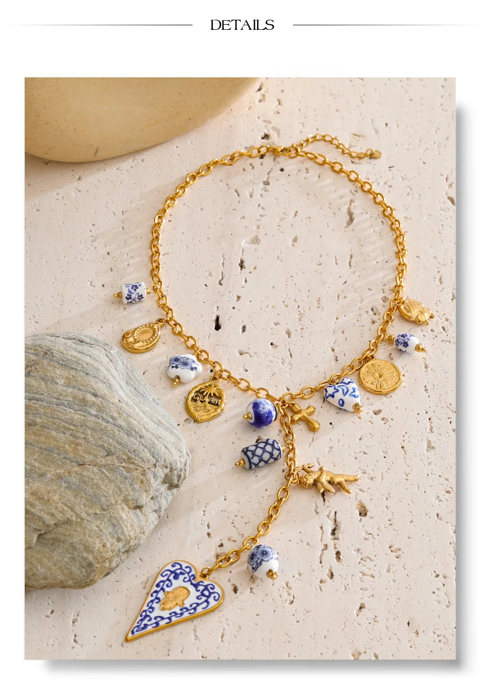 Heart flower necklace in gold-plated stainless steel.