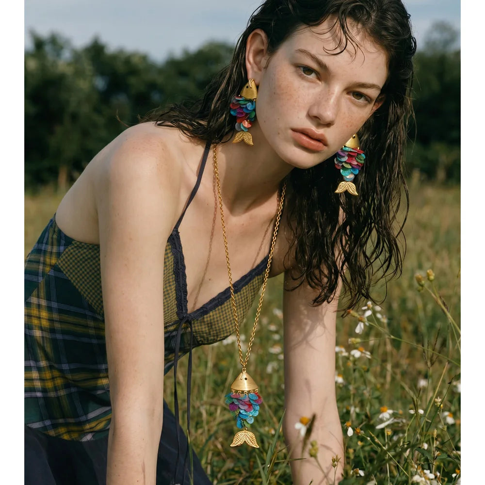Resin multi-color geometric earrings in gold-plated stainless steel with resin.