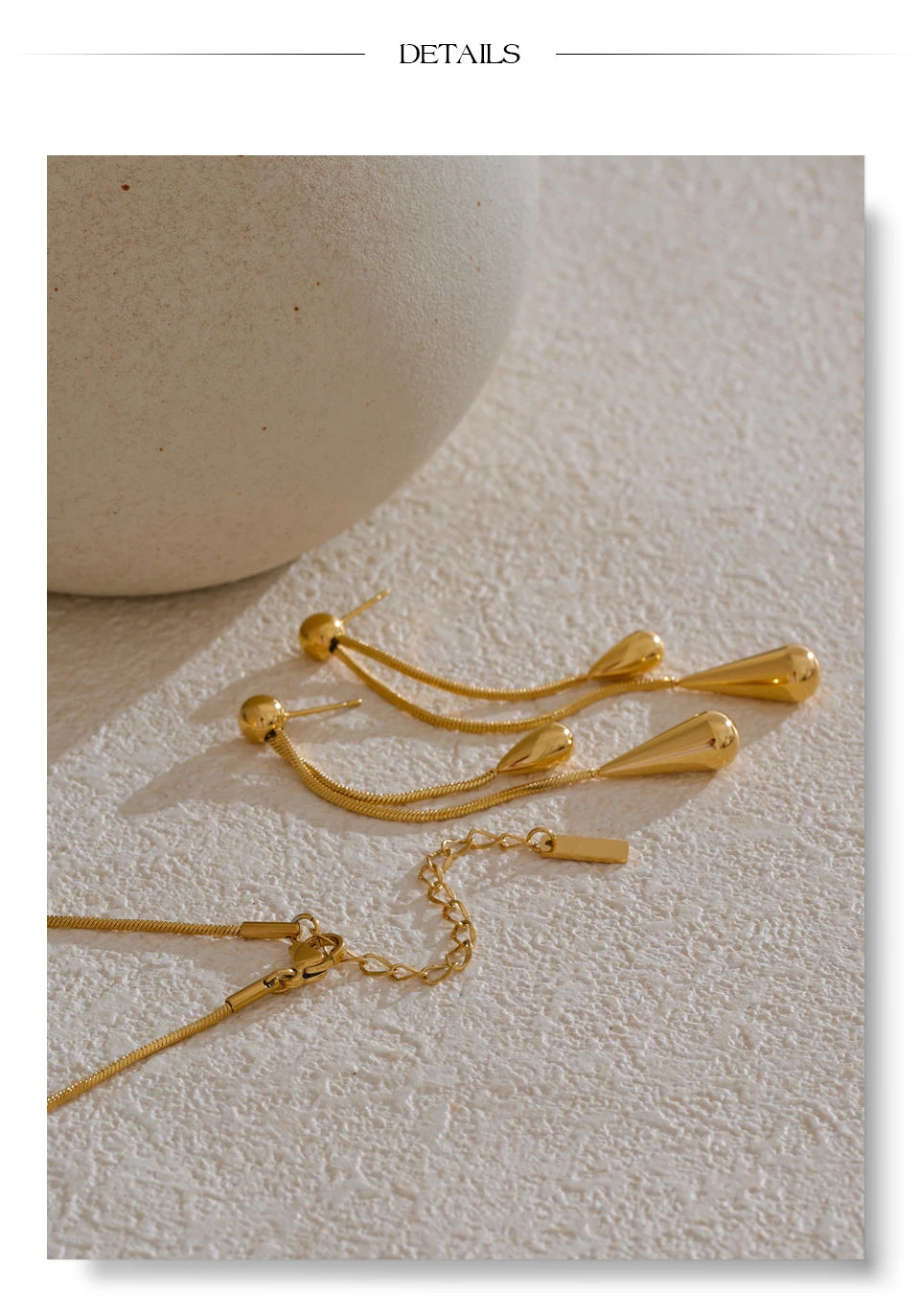 Geometric chain earrings in gold-plated stainless steel.