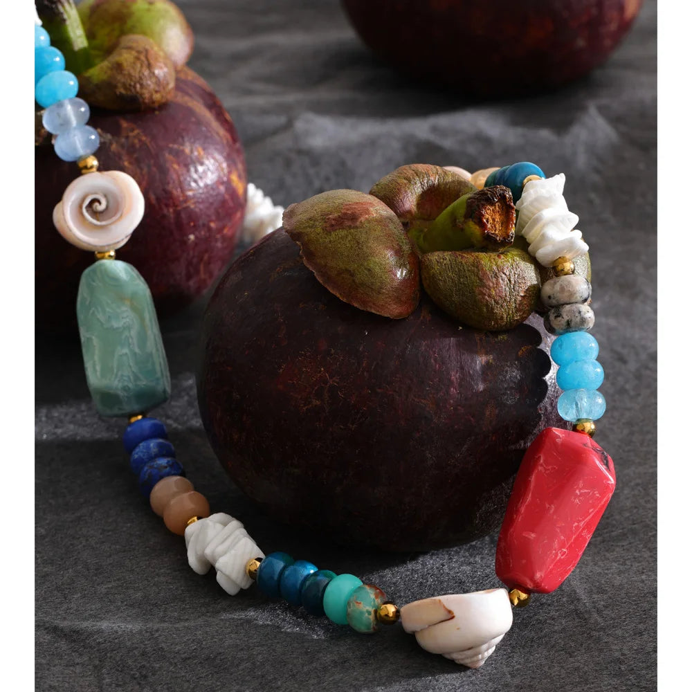 Shell resin natural stone necklace in gold-plated stainless steel with natural stone and shell.